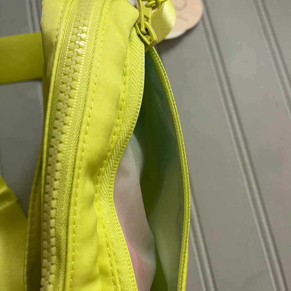 Blogilates Belt Bag Lime Green Crossbody Workout Bag Fanny Pack Adjustable NWT - Picture 12 of 15